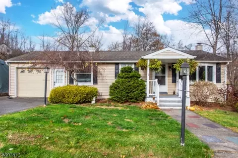 2 Tomahawk Trl, Wantage, NJ 07461