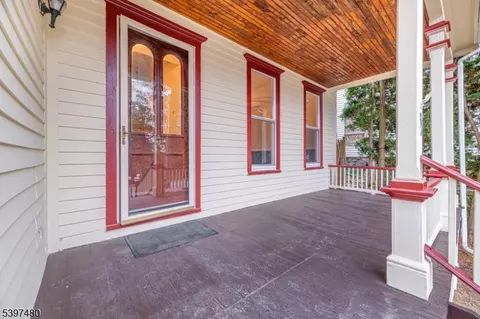 32 High St, Newton, NJ 07860