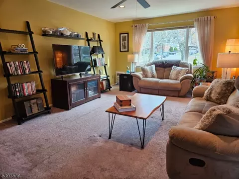 18 Wedgewood Dr #28, Verona, NJ 07044