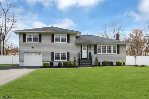 15 Maplehurst Ln, Piscataway, NJ 08854