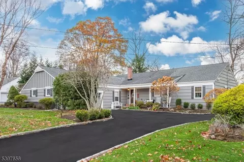 11 Rall Ct, Roseland, NJ 07068