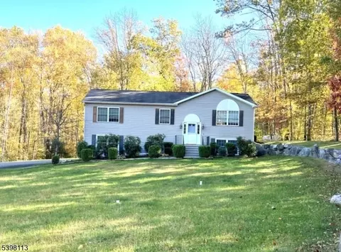 903 Twin Oaks Rd, Newton, NJ 07860