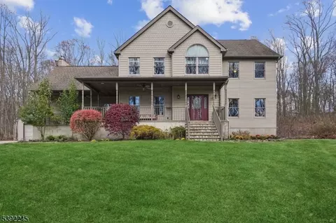 2 Country Ln, Glen Gardner, NJ 08826