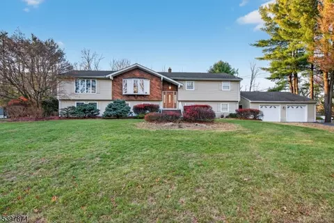 28 Deerfield Dr, Franklin, NJ 07416