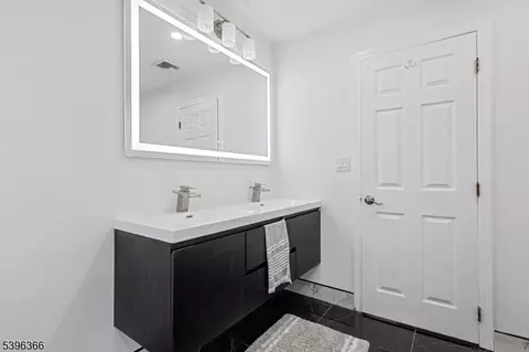 Bath - 69 Colonial Rd, Wayne, NJ 07470 photo 4 of 5