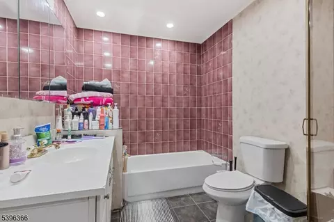 Bath - 69 Colonial Rd, Wayne, NJ 07470 photo 5 of 5