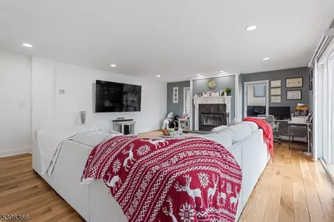 Living - 69 Colonial Rd, Wayne, NJ 07470 photo 2 of 3