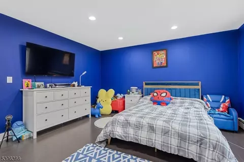 Bedroom - 69 Colonial Rd, Wayne, NJ 07470 photo 3 of 6