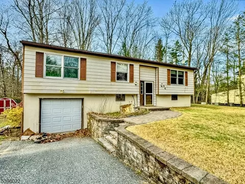 54 Shadyside Rd, Hewitt, NJ 07421