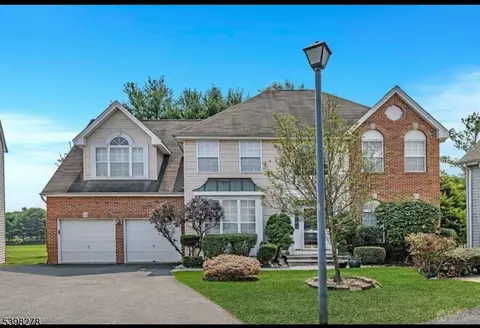 46 Pin Oak Dr, North Brunswick Twp, NJ 08902