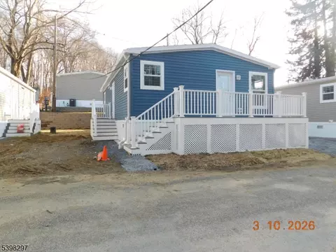 11 Front St, Oxford, NJ 07863