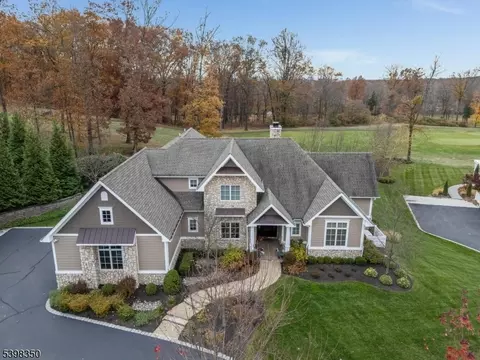 18 Brady Dr W, Gladstone, NJ 07934