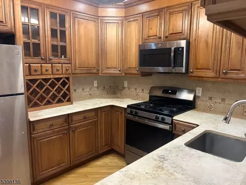 10 Wilshire Ter, Kinnelon, NJ 07405
