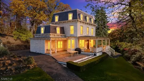 1370 Johnston Dr, Watchung, NJ 07069