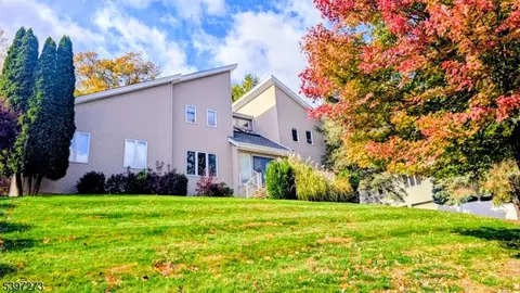 422 Mountain Way, Morris Plains, NJ 07950