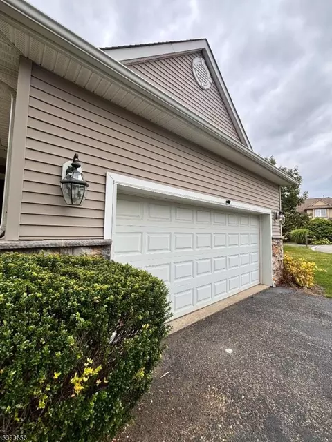 5 Little Tarn Ct, Hamburg, NJ 07419
