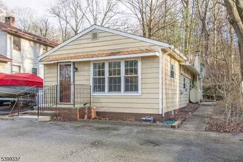 354 Maxim Dr, Hopatcong, NJ 07843
