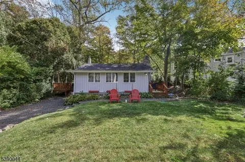 8 Woodland Rd, Ringwood, NJ 07456