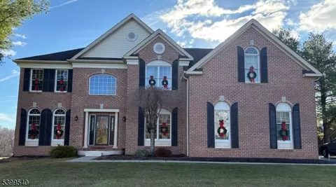 20 Riddle Ct, Asbury, NJ 08802