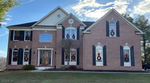 20 Riddle Ct, Asbury, NJ 08802