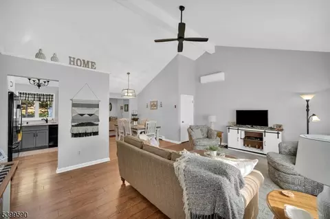 15 Fairview Ave, Hamburg, NJ 07419
