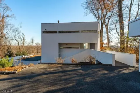 1152 Johnston Dr, Watchung, NJ 07069