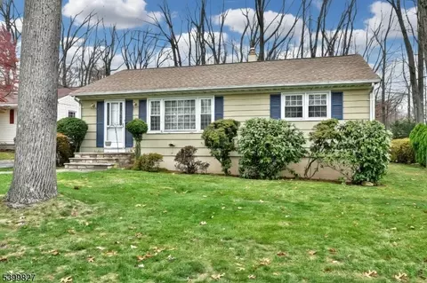 61 Mackay Ave, Waldwick, NJ 07463