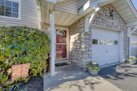 9 Crestmont Ct, Hamburg, NJ 07419