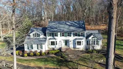 10 Knollwood Ter, Chester, NJ 07930