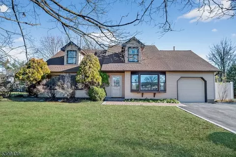 17 Londonderry Dr, Flemington, NJ 08822