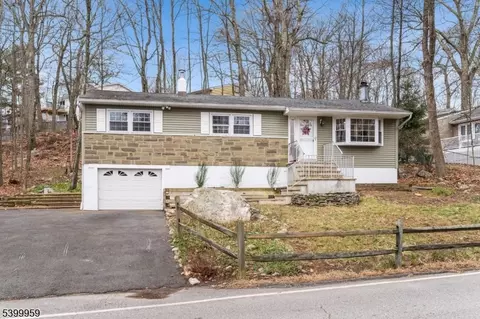 66 Sutton Trl, Hopatcong, NJ 07843