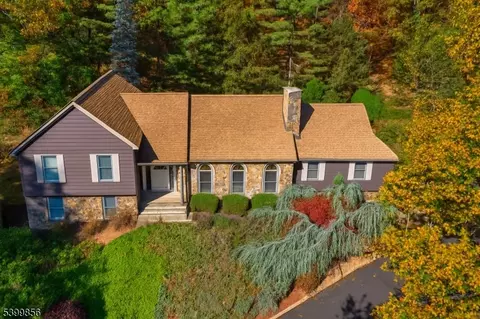 31 Cheyenne Dr, Montville, NJ 07045