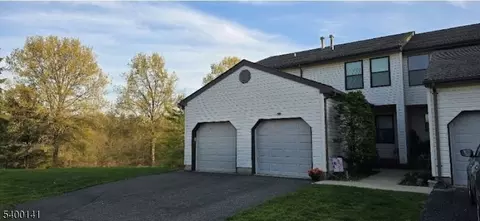 822 Poplar Ct, Flemington, NJ 08822