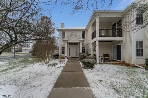 52 Overlook Dr, Stewartsville, NJ 08886