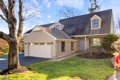 8 Forest Dale Dr, Morristown, NJ 07960