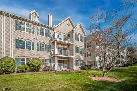 818 Magnolia Ln, Branchburg, NJ 08876
