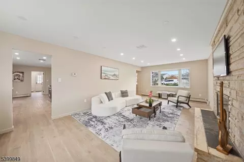 7 Weiss Dr, Middlesex, NJ 08846 photo 4