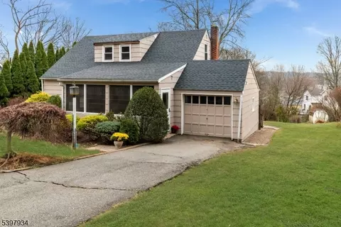 17 Horsehill Rd, Cedar Knolls, NJ 07927