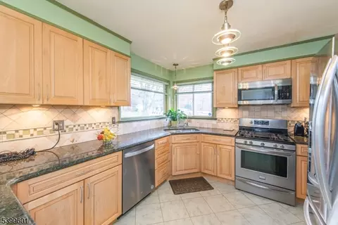7 Wedgewood Dr, West Orange, NJ 07052