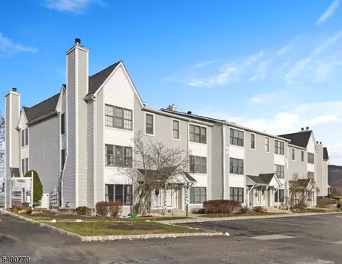 54 Burlington Ct, Hamburg, NJ 07419