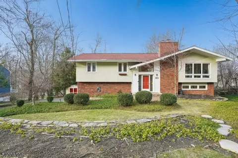 11 Hillcrest Dr, Randolph, NJ 07869
