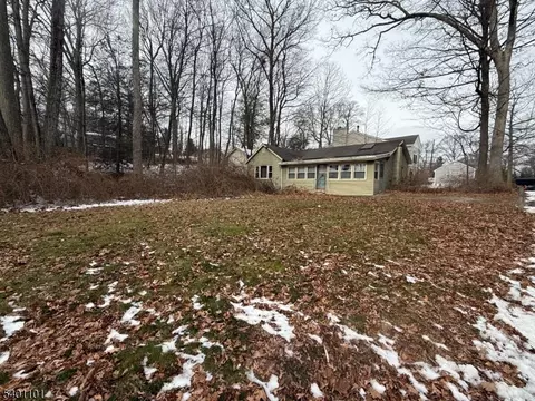 109 Fairlawn Dr, Hewitt, NJ 07421