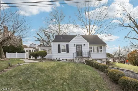 4 Brookview Dr, Woodland Park, NJ 07424