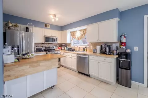 19 Val Sumo Ln, Newark City, NJ 07105