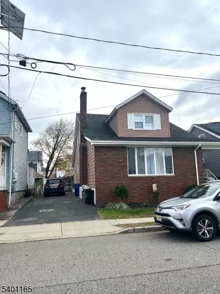 20 Elizabeth Pl, Totowa, NJ 07512