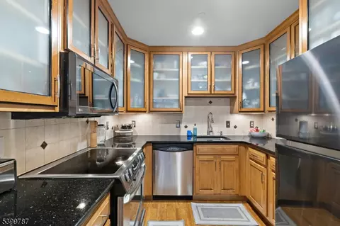 207-31 Shearwater Ct W #31, Jersey City, NJ 07305