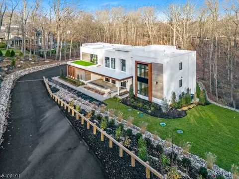 10 Big Ramapo Rd, Saddle River, NJ 07458