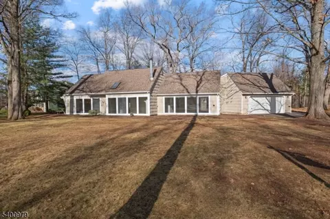 35 Crown Rd, Somerset, NJ 08873
