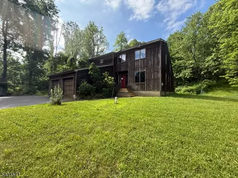 64 W Quarry Rd, Belvidere, NJ 07823