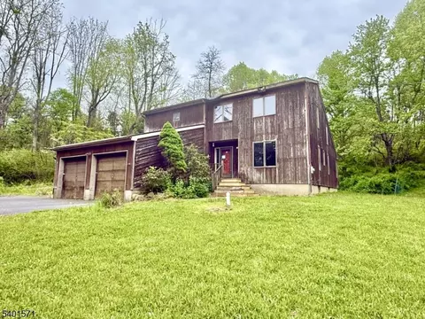 64 W Quarry Rd, Belvidere, NJ 07823